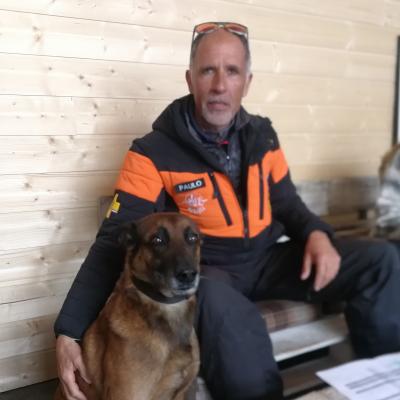 Jean-Paul Bonzon, sauveteur d'avalanche et son chien pendant le plateau radio.