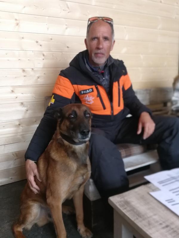 Jean-Paul Bonzon, sauveteur d'avalanche et son chien pendant le plateau radio.