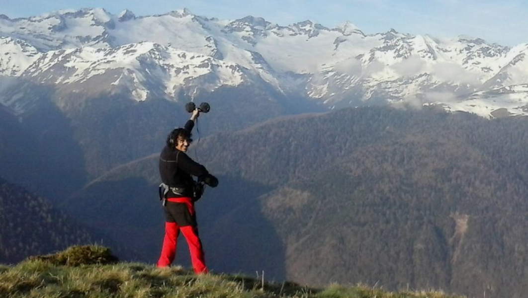 un homme écoute la montagne avec ses micros