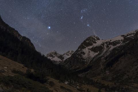 montagnes éclairées par des étoiles