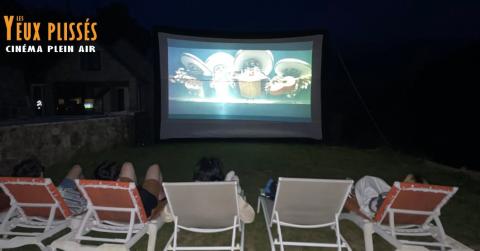 écran de cinéma avec transat en premier plan