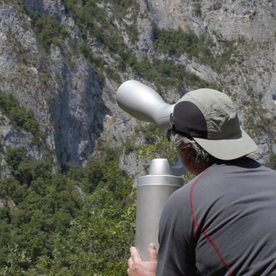 longue vue en face de la falaise