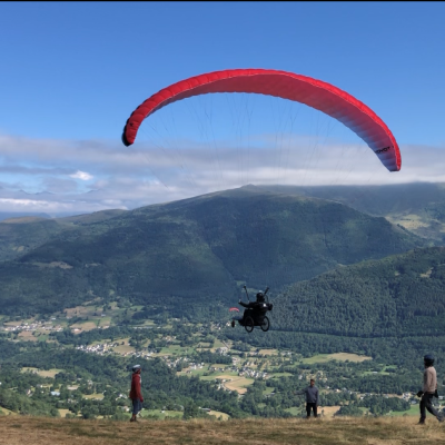 Décollage de l'une des stagiaires du haut du Couraduque en handi-parapente solo