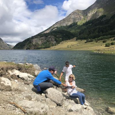 Adrien distribue des flyers à des promeneurs au bord du lac du Tech