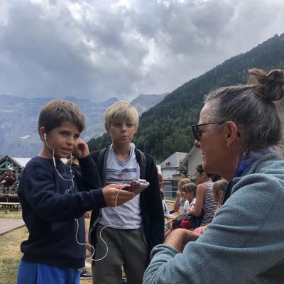 Hugo et Maxime, reporters en herbe interrogent Manuella avant l' un des spectacles programmés