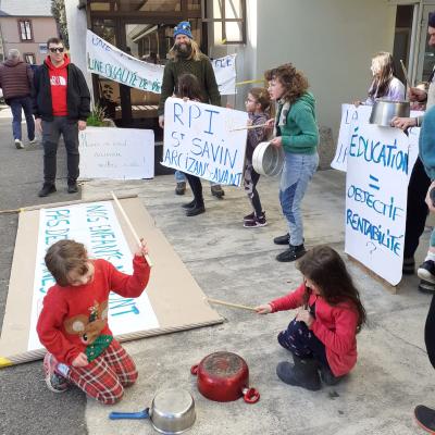 parents et élèves devant l'inspection académique