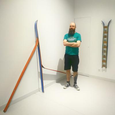 Jonathan Vincent devant les oeuvres du Hang'Art
