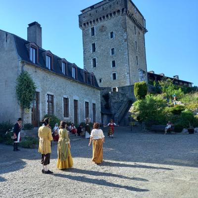 acteurs devant le château Fort 