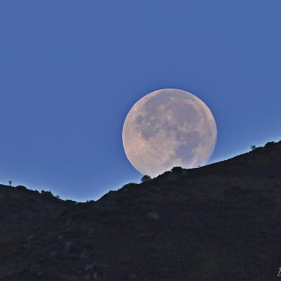 La lune vue des montagnes