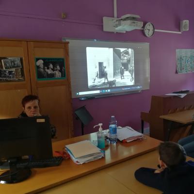 Les collégiens regardent un film dans une salle de cours