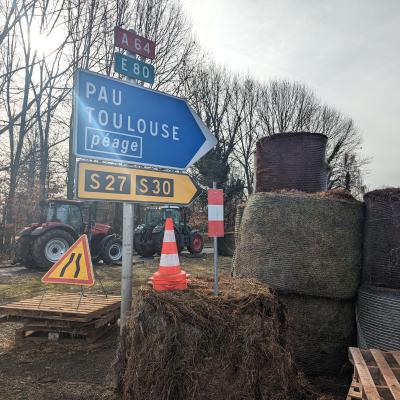 tracteur et panneau A64