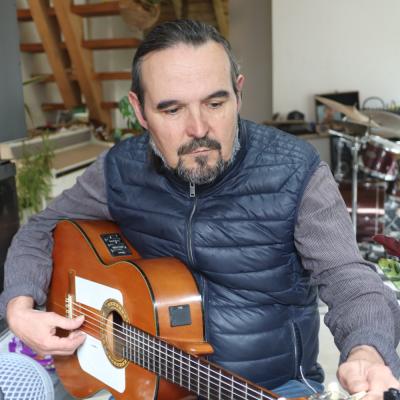 Ricardo Garcia jouant de la guitare