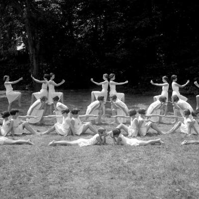 Des gymnastes dans une chorégraphie