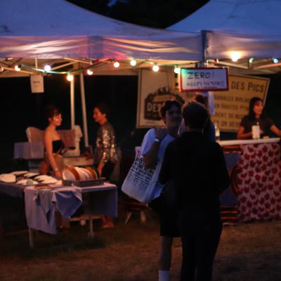 Des stands et des gens