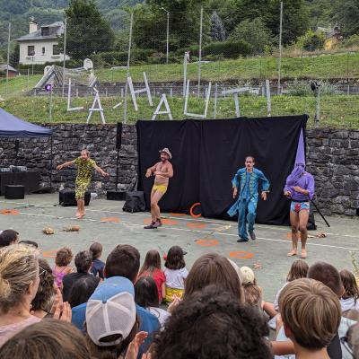 vue sur le festival avec les montagnes en arrière-plan