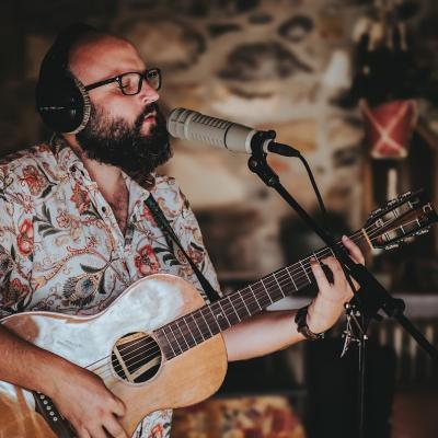 Landry Verdi chante avec sa guitare