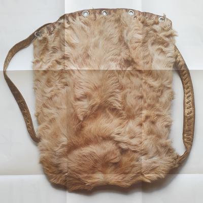 Un objet en fourrure et cuir issu de la collecte