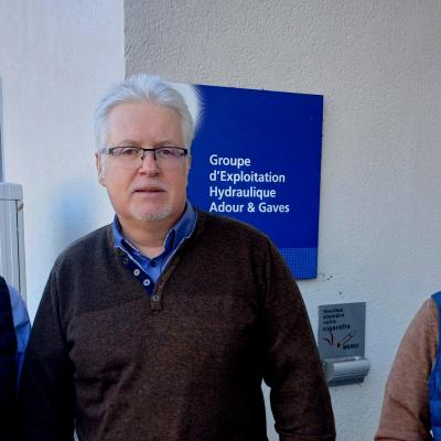 Portrait de 3 interlocuteurs d'EDF Hydro Sud Ouest devant le bâtiment d'EDF à Argeles Gazost