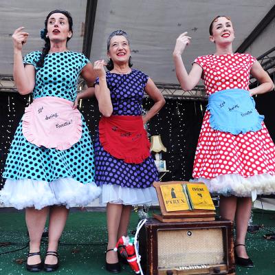 Les swing cocottes en spectacles avec leurs robes à pois et leurs sourires dansants