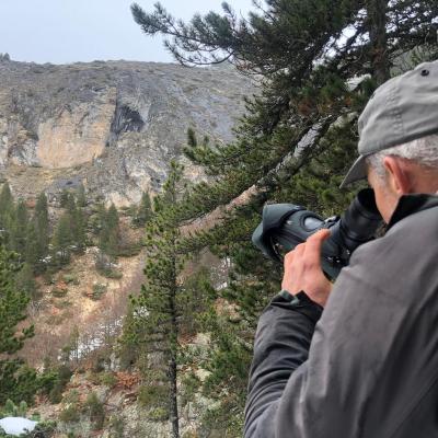 garde observant la falaise à la longue vue 