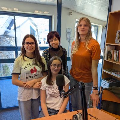 3 élèves et leur professeur