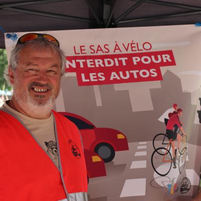 Photographie d'une affiche "Le sas à vélo - Interdit pour les autos"