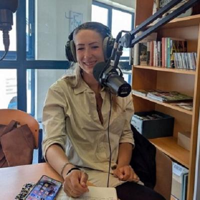 Photographie de Loïcia Megueddem en studio.