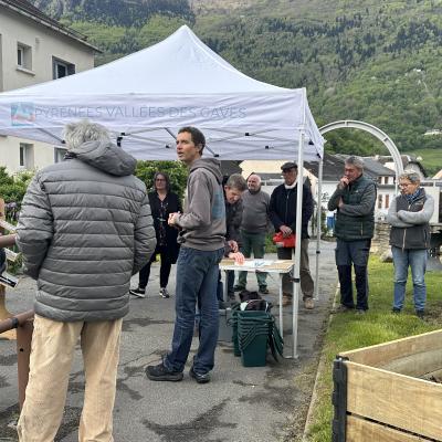 Photographie prise durant l'inauguration du composteur collectif, sur le jardin de la Maison du Parc national et de la Vallée à Luz.