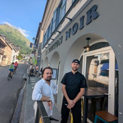 Rémi et Alex devant le resto 
