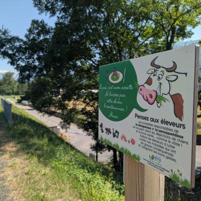 un panneau de sensibilisation aux abords de la piste cyclable