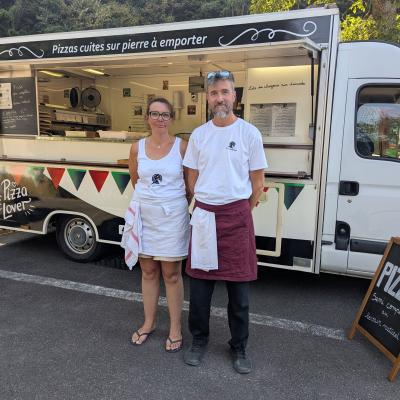 élodie et alec devant leur foodtruck