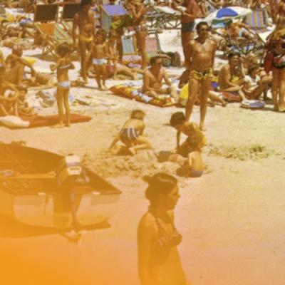 une plage des baléares remplies de baigneurs et baigneuses