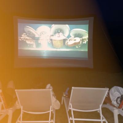 un écran et des transats pour regarder un film en plein air