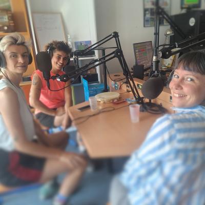 3 chanteuses sourient à la caméra dans le studio radio de Luz