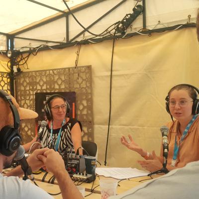 deux animatrices radio parlent au micro avec des musiciens