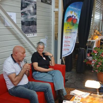invités parlant au micro de la radio