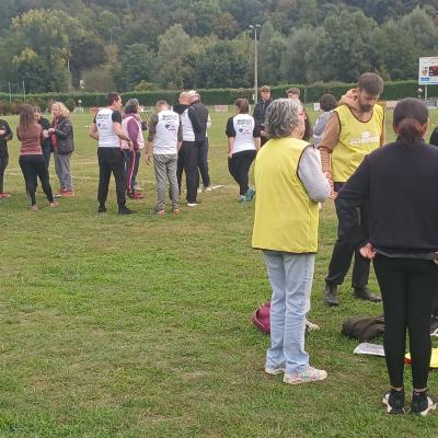 des personnes sur un terrain de rugby en tenue de sport