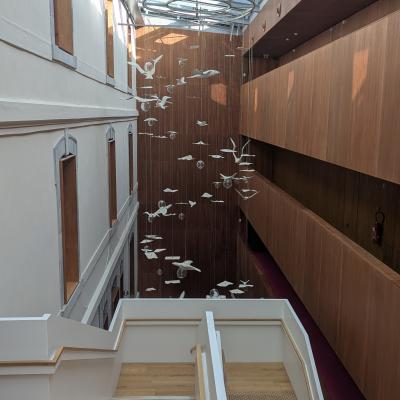 l'escalier central avec l'oeuvre oiseau