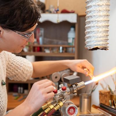 Céline, souffleuse de verre à la flamme; Crédit photo: Caly. 