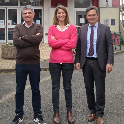 3 personnes devant un cinéma avec Spiderman au-dessus d'eux