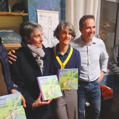 6 personnes dans un salon avec chacun un album d'illustrations de marmotte.