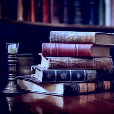 des vieux livres sur une table ancienne avec une bibliothèque en arrière plan