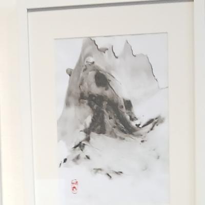 1 homme et 2 femmes souriant devant des tableaux et photographies 