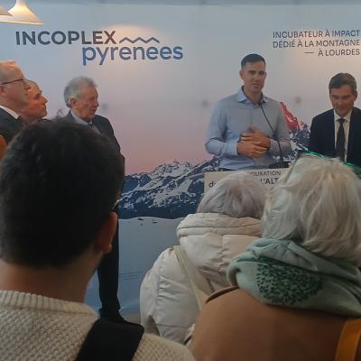 Conférence de presse avec l'affiche incoplex pyrénées et les représentants de la ville, agglo, région et état écoutant le fondateur de Inco 