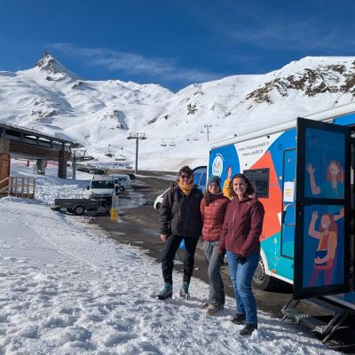 devant le bus de la Maison de la famille itinérante. 