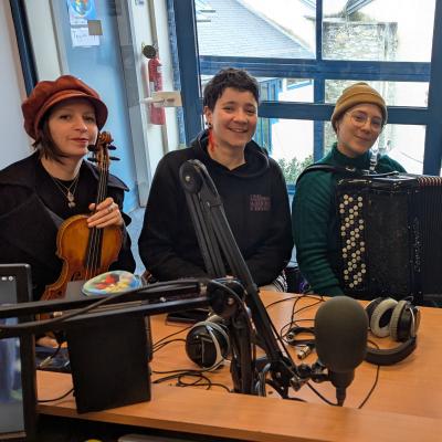 les 4 membre du groupe en studio