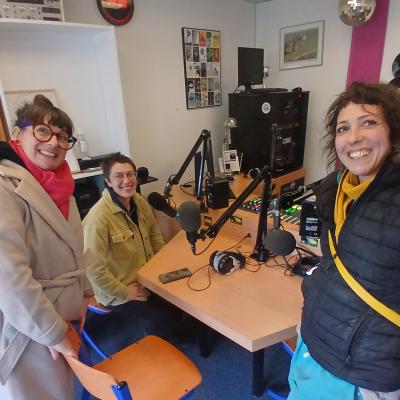 3 femmes souriant à la caméra dans  le studio radio de Fréquence Luz