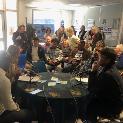 vue sur le plateau au CADA de LOurdes avec les invités et le public