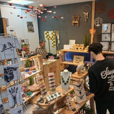 La boutique à l'intérieur et ses trésors de créations