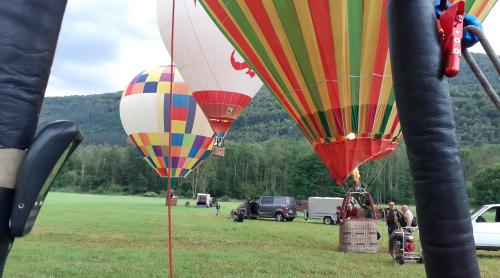 Prenez de la hauteur et des sensations fortes à bord d'une des nacelles de mongolfière qui ont pris l'assault du ciel du Val d'Azun